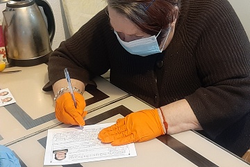 В Волжском районе сотрудники миграционной службы вручили 80-летней жительнице первый паспорт Российской Федерации
