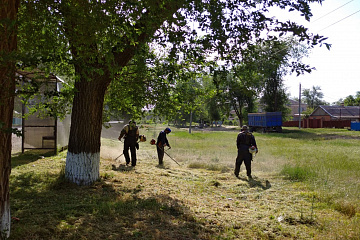 Дворники группы хозяйственного обслуживания и благоустройство продолжают косить траву по ул.Советская.