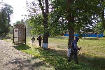 Дворники группы хозяйственного обслуживания и благоустройство продолжают косить траву по ул.Советская.