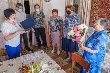 В Мятлево поздравили старейшего члена местного отделения партии «Единая Россия»