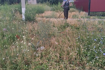 Дворники группы хозяйственного обслуживания и благоустройство  косят траву по пер. Амур-Санана