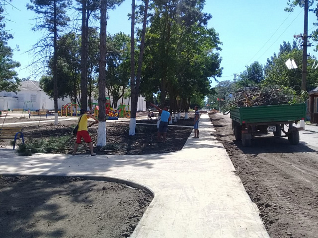 Работниками МУ "Забота" продолжается работа по облагораживанию парковой зоны.