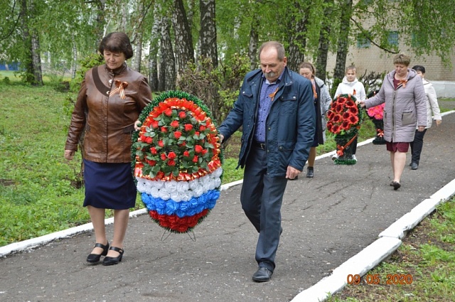 9 мая 2020 года возложили венки к памятнику землякам, погибшим в ВОВ, в поселке Перво-Эртиль