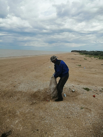 Ежедневно работниками МУ "Забота" проводится уборка пляжа (борьба с мусором).