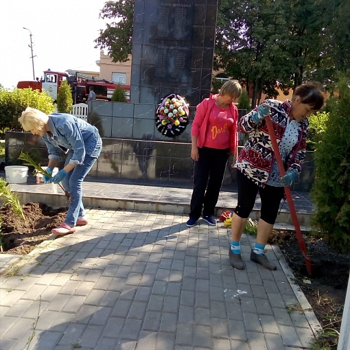 Высадка цветов у памятника воинам - односелтьчанам погибшим  в ВОВ.jpg