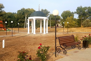 В сквере "Жемчужина села " расположенном в центре с.Пыховка  установлена ротонда.