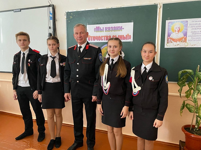 Четыре учащихся 9 класса казачьей направленности сегодня получили нагрудные знаки «Отличник казачьей учёбы». 