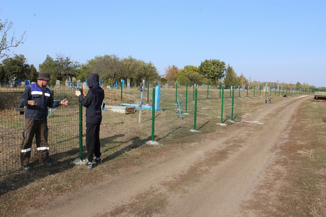 В ст. Камышеватской завершена установка металлического ограждения на кладбище