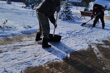 Группой хозяйственного обслуживания и благоустройства ГГМО РК ведутся работы по уборке снега на территории городского парка
