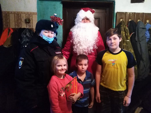 Всероссийская акция «Полицейский Дед Мороз» набирает обороты