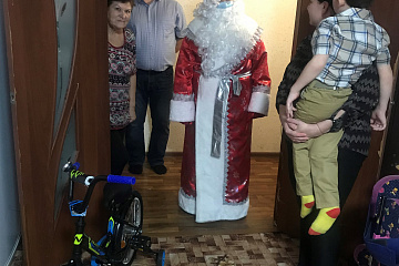 Дед Мороз-единоросс доставил велосипед юному жителю Тольятти