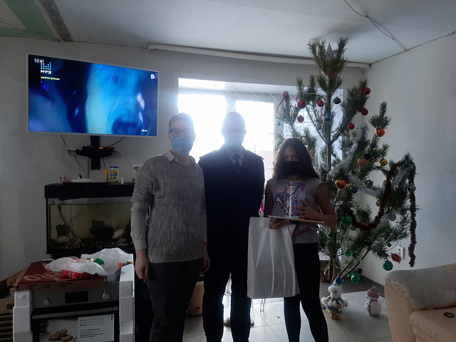 Сотрудники отдела МВД России по Волжскому району поздравили семью погибшей при исполнении коллеги, с Новым Годом