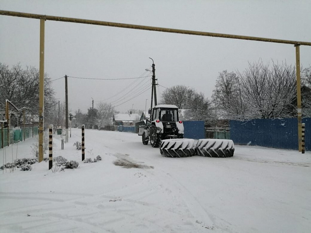 Уборка снега на контроле главы сельского поселения.
