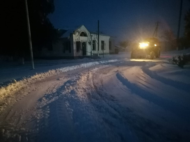 С 6 утра возобновились работы по расчистке дорог в станице Камышеватской
