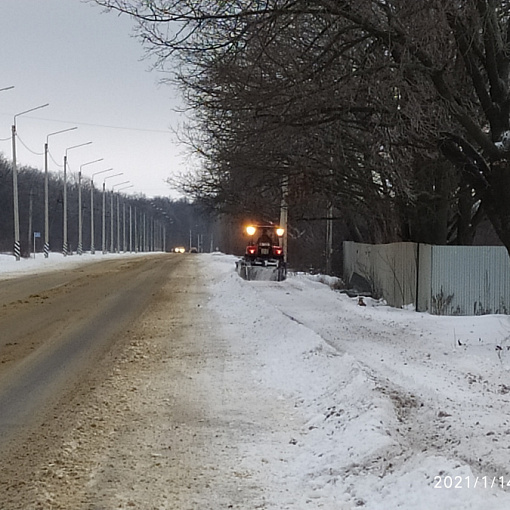 Очистка от снежных масс тротуара в с. Семилуки  (3)
