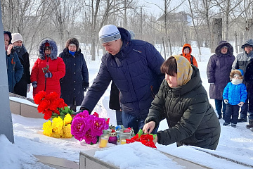 23 февраля,  в День защитника Отечества, жители поселка Комсомольский Адамовского района Оренбургской области поддержали акцию и провели торжественный митинг в честь ветеранов Великой Отечественной войны. 