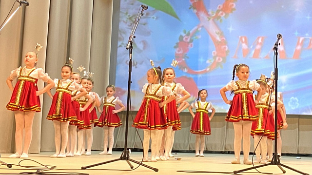 В ДК «Октябрь» прошел праздничный концерт,  посвященный Международному женскому дню.
