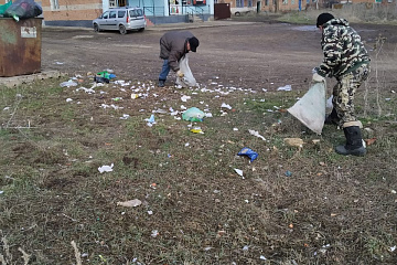 Группой хозяйственного обслуживания и благоустройства г.Городовиковска ведутся работы по уборке территории 1-го микрорайона