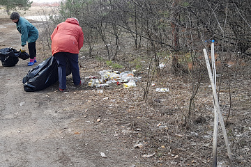 c 05 апреля на территории Пыховского селського  поселения проходят субботники по наведению порядка вокруг зданий  и  уборка несанкционированных свалок .