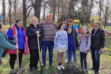 В рамках проекта "Сад Памяти", сотрудники СДК, сотрудники ТОС и молодёжь Ясенского сельского поселения высаживали деревца на территории парка.