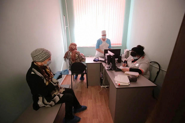 Забота о старшем поколении: пожилых жителей волгоградского региона доставляют в пункты вакцинации