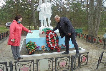 Возложение цветов к памятникам павших воинов в Великой отечественной Войне