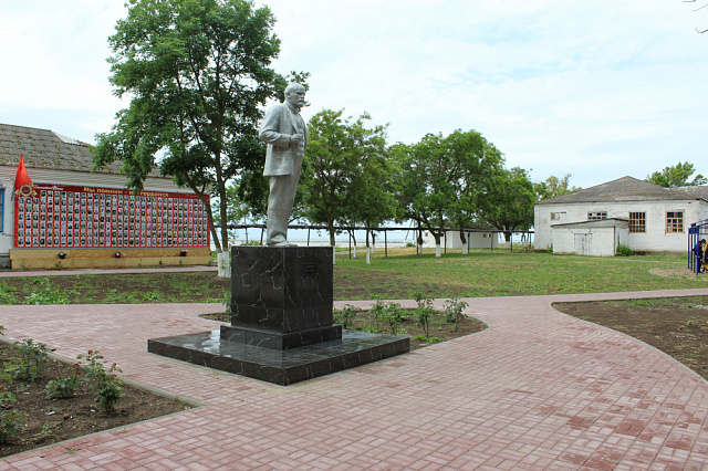 В станице Камышеватской отремонтировали памятник Ленину