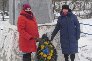 Работники МКУК СКЦ "Мечта" и жители сел Чулок и Ударник приняли участие во Всероссийской акции "Защитим память героев" и возложили живые цветы к мемориалам и Воинским захоронениям