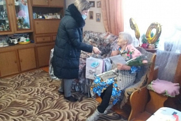 Поздравление с 90-летием жительницу села ударник Ефремову М.Н.