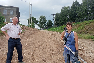 Алексей Карташев и Никита Злобин трудятся над благоустройством города