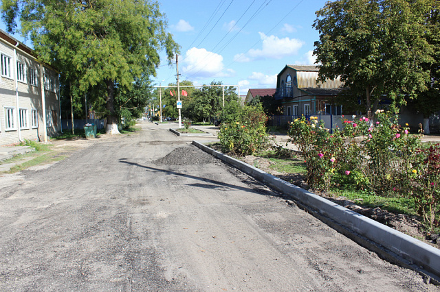 В ст. Камышеватской продолжается ремонт дороги по ул. Советской.