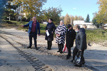 Депутаты Сельской Думы "Село Заречный" посмотрели как ведутся работы по строительству детской спортивно-игровой площадки.