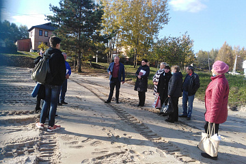 Депутаты Сельской Думы "Село Заречный" посмотрели как ведутся работы по строительству детской спортивно-игровой площадки.