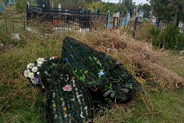 Дворники группы хозяйственного обслуживания и благоустройства г.Городовиковска начали уборку городского кладбища
