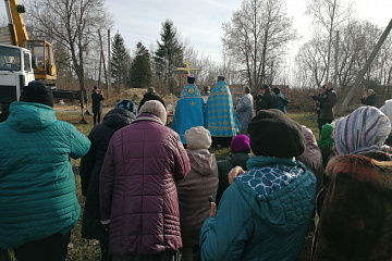 Сегодня в селе Краснополье состоялось освящение и установка куполов на возведенный храм в честь Николая Чудотворца