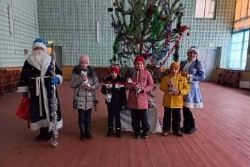 " Дед Мороз! приходит дважды!" 13 января в МКУК"СКЦ" Радуга" состоялось поздравление участников художественной самодеятельности .