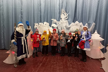 " Дед Мороз! приходит дважды!" 13 января в МКУК"СКЦ" Радуга" состоялось поздравление участников художественной самодеятельности .
