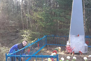Добровольцы благоустроили территорию памятника в деревне Гришино