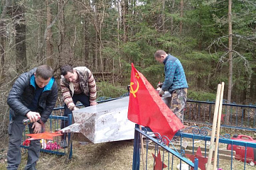 Добровольцы благоустроили территорию памятника в деревне Гришино