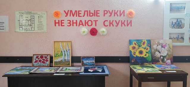Выставка поделок  и рисунков жителей п. Новольвовск