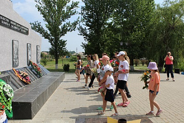 22 июня, в День памяти и скорби, в пришкольных оздоровительных лагерях прошли тематические мероприятия.