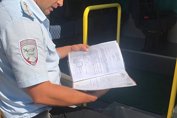 Сотрудники Госавтоинспекции проводят проверки технического состояния школьных автобусов.