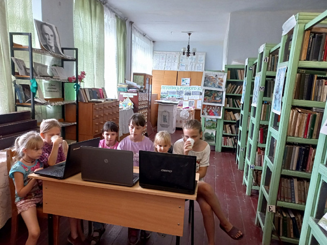 12 августа в библиотеке МКУК СКЦ "Радуга" прошла акция "Интернет за чашкой кофе" 