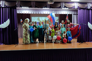 Праздничная программа «Трехцветный символ России»