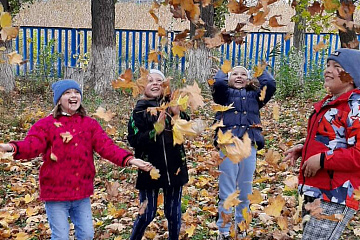 Осенняя экскурсия "Листья жёлтые кружатся"