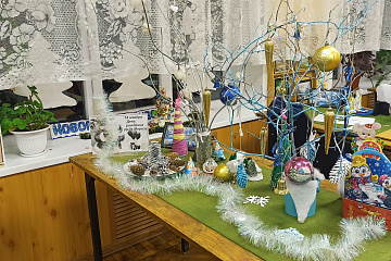 Каждый год в конце декабря в библиотеке посёлка совхоза "2-я Пятилетка" уже все "дышит" новогодним настроением 