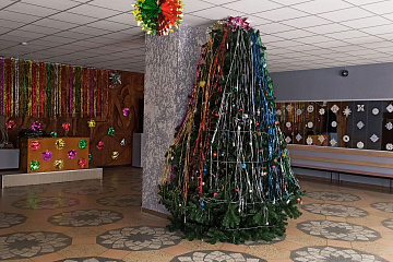 Дом культуры поселка совхоза «2-я пятилетка» украсили к Новогодним и Рождественским праздникам