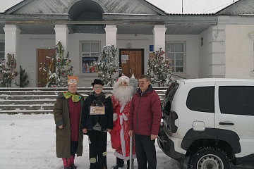 28 декабря глава Акчернского сельского поселения посетил семьи мобилизованных и вручил подарки.