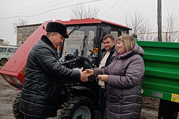 Администрация нашего поселения получила - замечательный подарок - трактор БЕЛАРУС-320.4М 