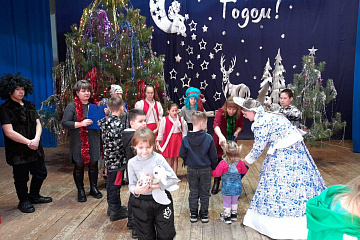 6 января в Мамоновском Центре культуры прошла Рождественская ёлка для детей «Рождественские приключения»